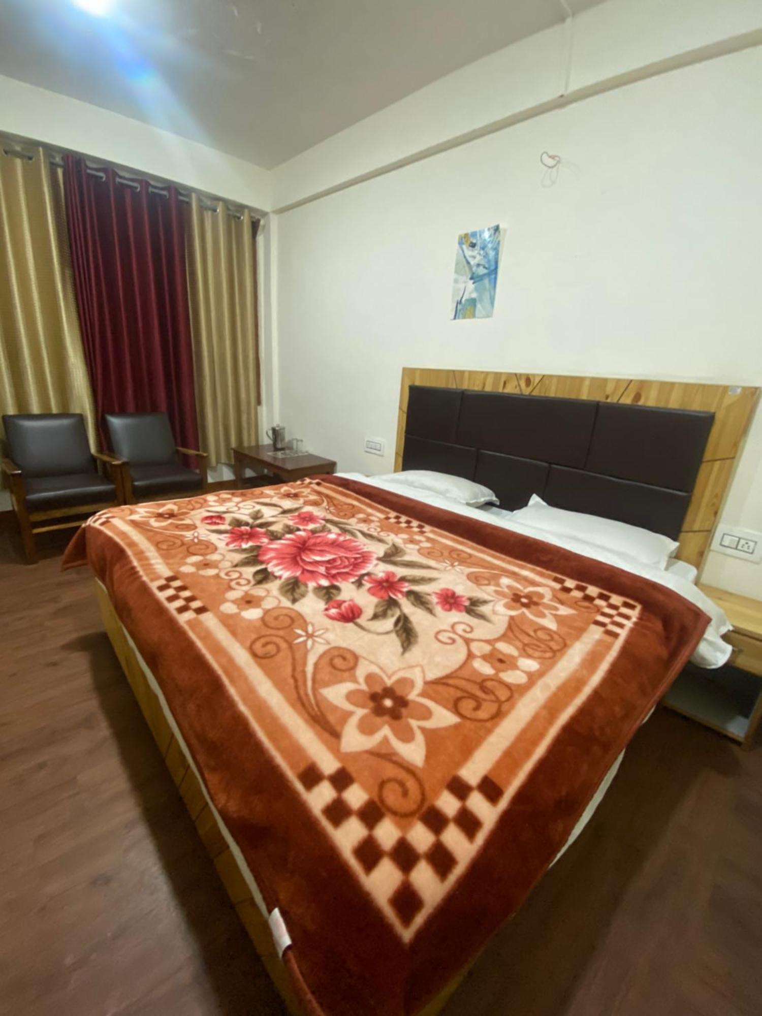 The Prasher Lodge Mall Road Manali Exterior foto
