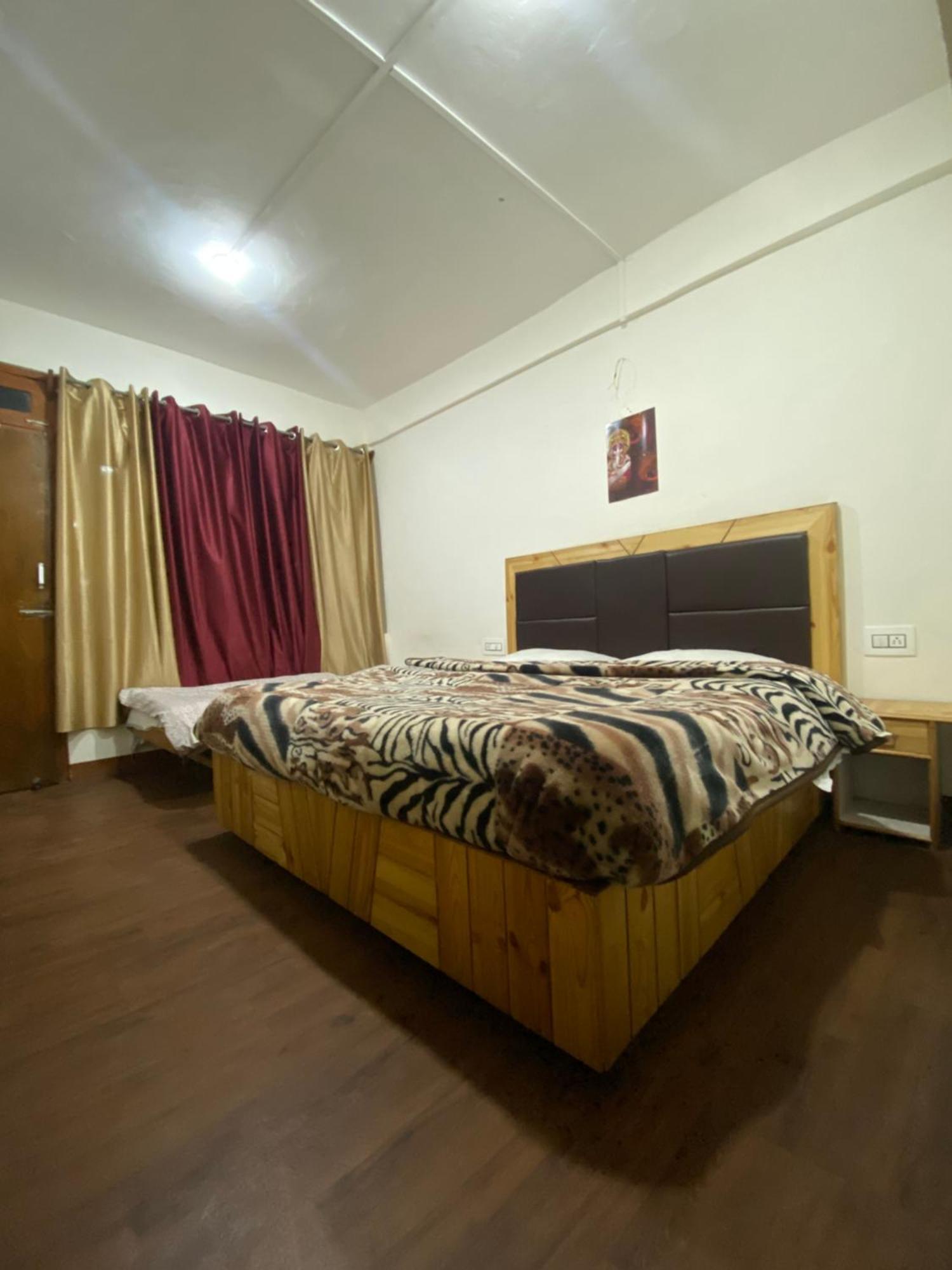 The Prasher Lodge Mall Road Manali Exterior foto